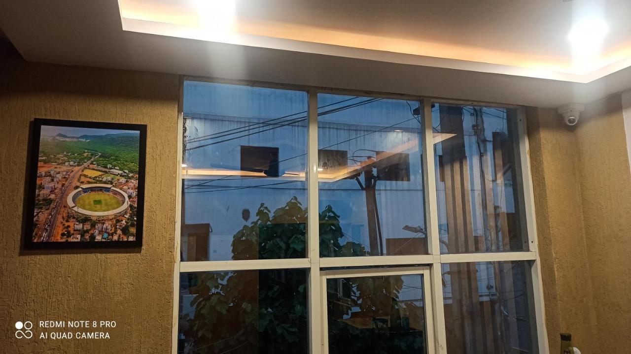 Hotel E Lodge Визакхапатнам Екстериор снимка
